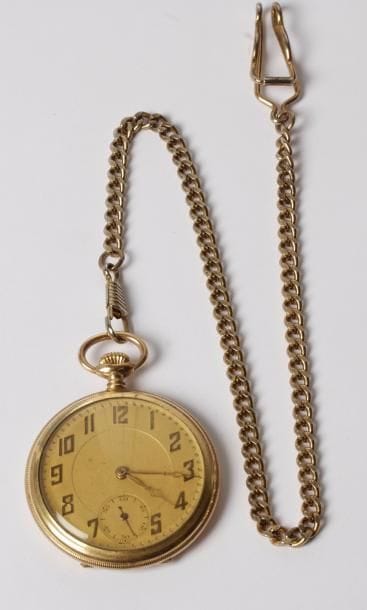 Montre gousset en métal doré. Le fond guilloché et le cadran doré, chiffres arabes. Spiral Bréguet, mécanisme échappement à ancre. Années 40.
Avec sa chaîne en métal doré.