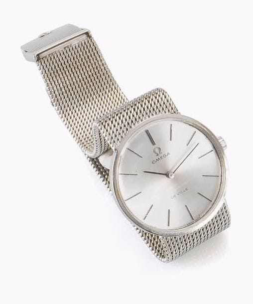 OMéGA
Montre bracelet de dame ronde en or gris 18K (750‰). Le cadran argenté avec appliques bâtonnets, aiguilles bâton. Mécanisme Omega calibre 820. Le bracelet en or gris tissé. Remontoir changé. Années 60.
Longueur : 18 cm - Poids brut : 59,10 g