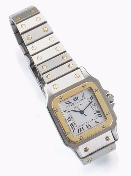 CARTIER
Montre bracelet d’homme en or 18K (750‰) et acier. Modèle Santos, automatique. Boîtier numéroté 296113374. Remontoir serti d’un saphir cabochon. Cadran blanc, chiffres romains, chemin de fer, trotteuse centrale, date à guichet à 3H, signé. Bracelet à boucle déployante.
Diamètre : 29 x 41 mm - Poids brut : 88 g