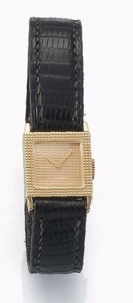 Montre de dame carrée en or 18K (750‰). Fermeture à glissière de marque Boucheron. Mouvement mécanique. Décor pointe de diamants. Le cadran et le remontoir assortis au boîtier. Bracelet en lézard, boîte numérotée 76522 BT 12203255.
Poids brut : 15,40 g