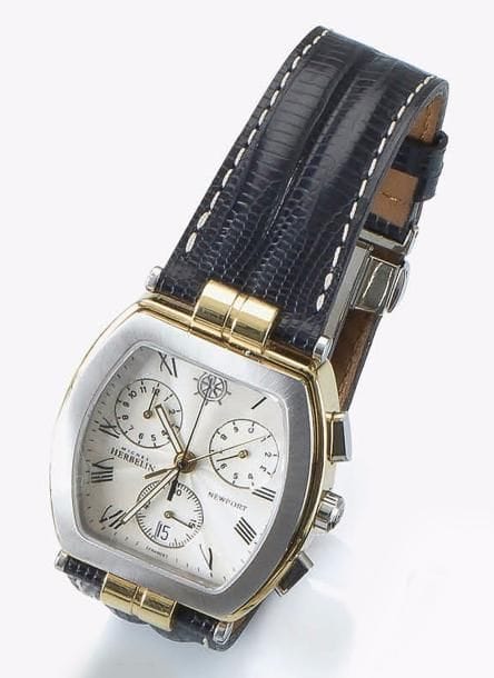 HERBELIN
Montre bracelet d’homme en acier et métal doré. Modèle Newport. Boîtier rectangulaire. Verre saphir, cadran blanc, chiffres romains noirs, 3 compteurs et date à 6H. Bracelet cuir et boucle ardillon signés. Mouvement quartz, ETA. Cadran, boîtier et mouvement signés et numéroté 32458.
Diamètre : 38 mm.
Certificat de garantie et écrin.