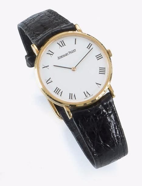 AUDEMARS PIGUET
Montre bracelet d’homme ronde en or 18K (750‰). Numérotée BA 14787.0.002. Cadran chiffres romains. Index bâton. Le fond de boîte porte l’inscription « D49730 Banque cantonale Vaudoise ». 1845-1995. Calibre 2080. Bracelet façon crocodile et boucle en or.
Poids brut : 37,5 g
Avec son certificat d’authenticité et écrin.
