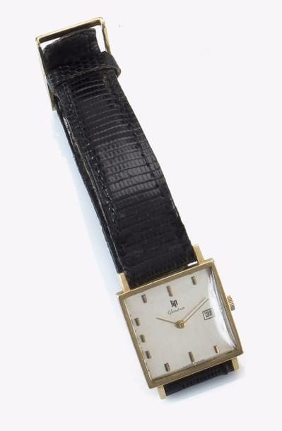 LIP
Montre bracelet d’homme carrée en or 18K (750‰). Bracelet en lézard, cadran argenté avec appliques date à 3H, aiguilles bâton.
Poids brut : 24,70 g