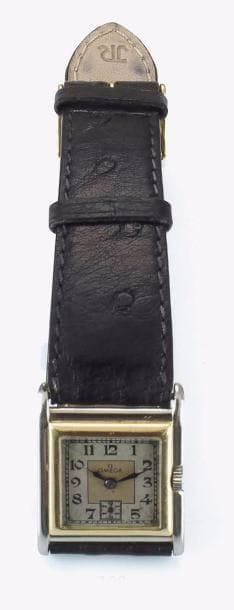 OMéGA
Montre bracelet d’homme 2 ors 18K (750‰), carrée. Chiffres arabes sur chemin de fer. Bracelet en autruche. Années 30. Mouvement Omega calibre 19.45, n° du mécanisme 6357188, spiral courbe Breguet. Boîte en or signée Omega n°7319024.
À réviser.
Poids brut : 28,40 g