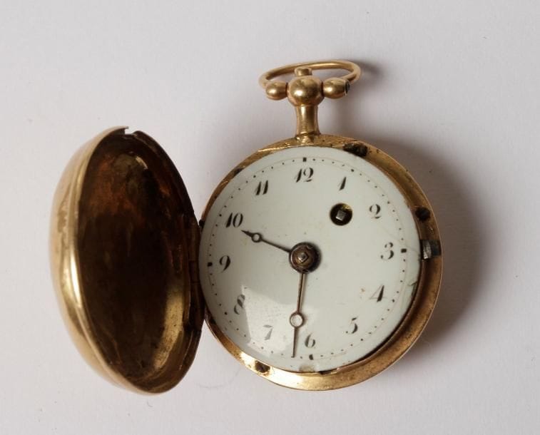 CHARLES OUDIN. Montre de col en or 14K (585‰) à remontoir. Mouvement signé.
Poids brut : 12,8 g