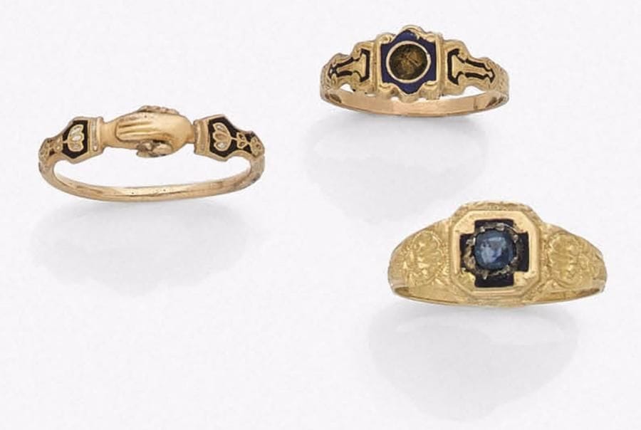 Lot de 3 bagues en or 18K (750‰) : la 1re « Fede » représentant deux mains se serrant épaulées d’émail, la 2e centrée d’un saphir entouré d’émail bleu, l’anneau finement ciselé orné de coquilles, la 3e émaillée.
Travail français du XIXe siècle.
Tours de doigt respectifs : 59/60, 59 et 55.
Poids brut : 6,3 g
(restaurations, soudure, manques)