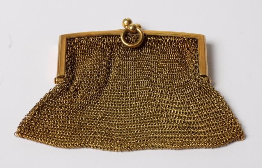Porte-monnaie en cotte de mailles d’or jaune 18K (750‰).
Travail du début du XXe siècle.
Poids : 54 g