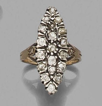 Bague marquise en argent et en or 18K (750‰), sertie de diamants de taille ancienne.
Travail français du premier quart du XXe siècle.
Tour de doigt : 51/52. Poids brut : 6,3 g