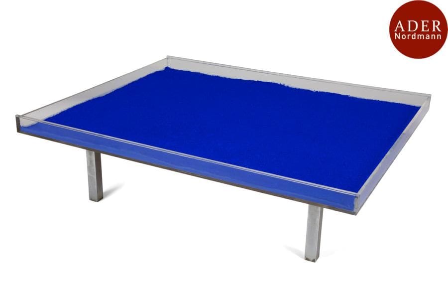 Yves KLEIN (1928-1962)
Table Bleu Klein™
Pigment IKB®, verre, plexiglas et piètement en métal chromé.
Modèle déposé par Yves Klein en 1961.
édition initiée en 1963 sous la supervision de Rotraut Klein-Moquay.
Porte le numéro ZS-HGCZ et la signature de Rotraut Klein-Moquay sur un cartel sous le plateau.
125 x 100 x 37 cm
Provenance :
Succession de Monsieur F., Paris.

Un carte manuscrite de Monsieur Moquay en date du 28 octobre 1978 (année d’édition de notre exemplaire) sera remise à l’acquéreur.