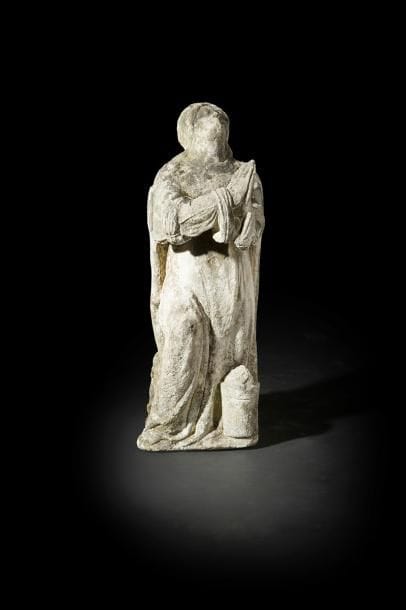 France, fin du XVIe -début du XVIIe siècle
Marie -Madeleine au pied du calvaire
Sculpture en ronde bosse en granit
H : 84 cm
Usures d’usage et accidents liés à un emplacement en extérieur