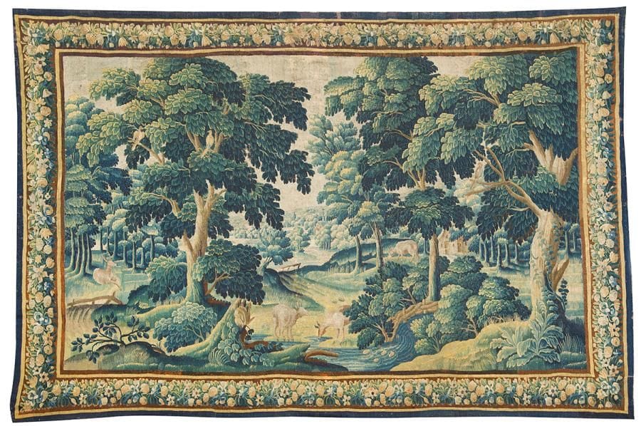 Flandres, fin du XVIIe - début du XVIIIe siècle
Tapisserie à décor d’animaux sur un fond de forêt et de rivière, volatiles cachés dans les arbres, bordure à guirlande de fleurs terminée par un galon bleu.
Restaurations.
290 x 450 cm