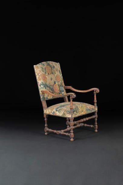 Fauteuil en noyer tourné, à dossier plat, les accotoirs en crosse à support en balustre, les piétements à barres d’entretoise, recouvert de tapisserie à décor de pavots.
Époque Louis XIV (restaurations)
H : 106 cm, L : 63 cm
