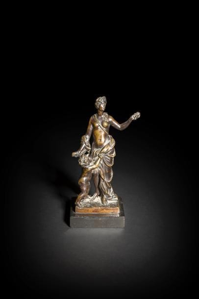 Groupe de Venus et l’Amour en bronze à patine brune
XVIIIe siècle
H : 25 cm
Sur un socle en marbre noir
