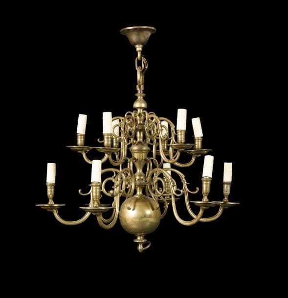 Lustre en laiton verni, à douze lumières en enroulement sur deux rangs ; (percé pour l’électricité).
Hollande, XVIIe siècle.
H : 64 cm, L : 70 cm
