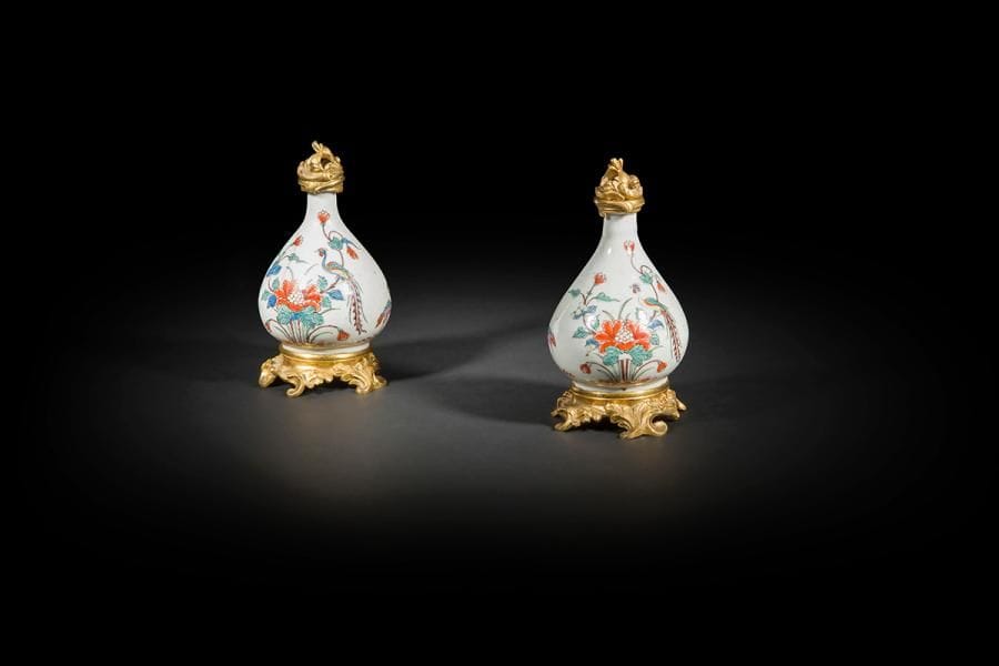 Japon et Hollande
Paire de petits vases en porcelaine de forme ovoïde à décor polychrome dans le style Kakiemon de volatiles et arbustes fleuris.
La porcelaine du début du XVIIIe siècle, la décoration effectuée en Hollande vers 1740.
La monture en bronze doré de style Louis XV.
H : 14 cm
Fêlures sur un vase.
