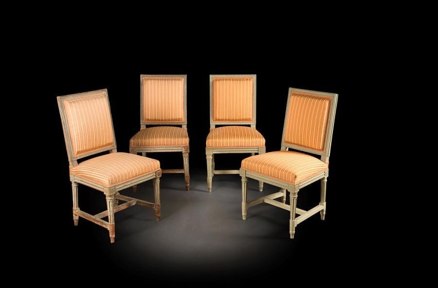 Quatre chaises en hêtre mouluré et peint à dossier carré, reposant sur des pieds fuselés réunis par une entretoise ; (une traverse restaurée, une autre refaite).
Deux chaises d’Époque Louis XVI estampillées de Jean-Baptiste Lelarge (restauration).
Deux chaises de style Louis XVI.
H : 89 cm, L : 46 cm