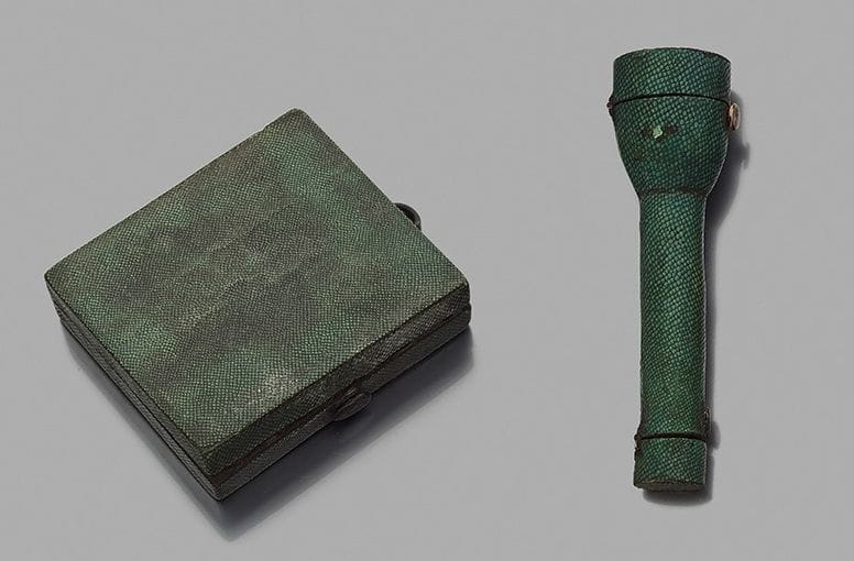 Deux étuis en galuchat du XVIIIe siècle, l’un rare : à aiguilles et à dé en parfait état et un cadre à miniatures double de forme rectangulaire (petit soulèvement du galuchat).
FRANCE, XVIIIe siècle
Longueur du premier : 8 cm, dimensions du second : longueur : 7,1 cm - largeur : 6,2 cm