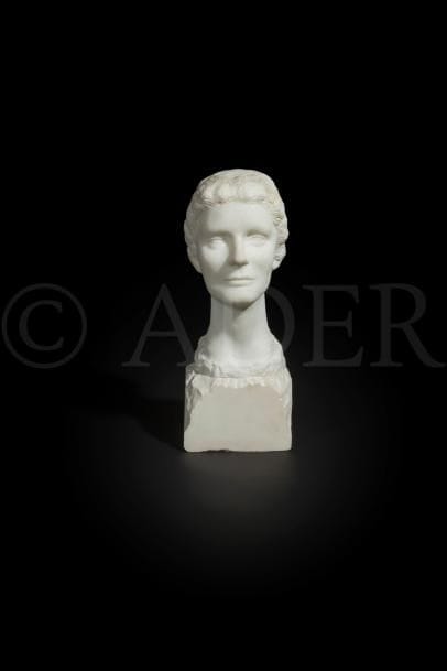 Louis DERBRÉ (1925-2011)
Tête de femme
Sculpture en marbre blanc.
Signée à la base.
(Restaurations).
Hauteur : 47 cm