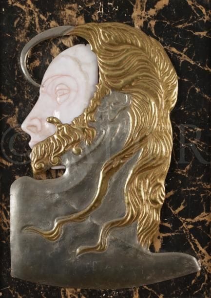 Raymond TRAMEAU (1897-c.1985)
Tête de Christ
Métal, émail sur panneau de bois peint faux marbre.
Signé en bas à droite.
Etiquette de l’artiste au dos.
37.5 x 27 cm