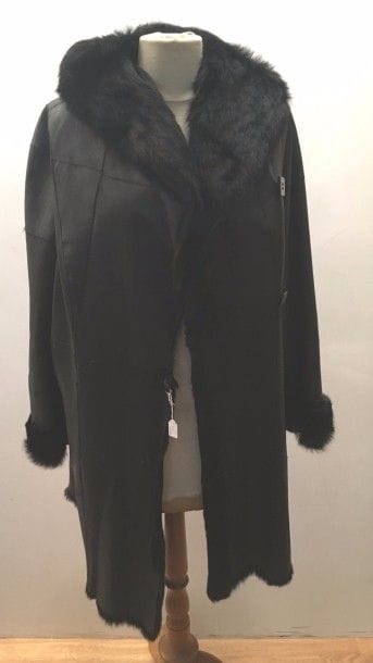 Manteau de femme en peau retournée, intérieur fourrure