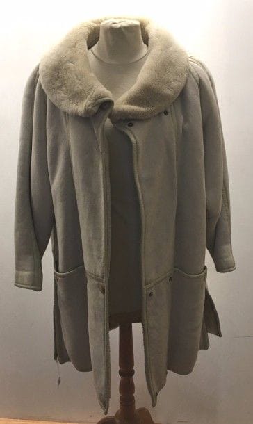 Manteau de femme en peau retournée blanc cassé