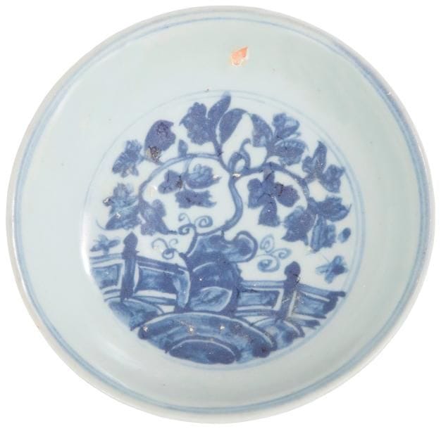 6014_24
CHINE - Époque MING (1368 - 1644)Coupe en porcelaine décorée en bleu sous couverte d'un rocher fleuri sur un tertre. (Défaut de cuisson). Diamètre : 15 cm