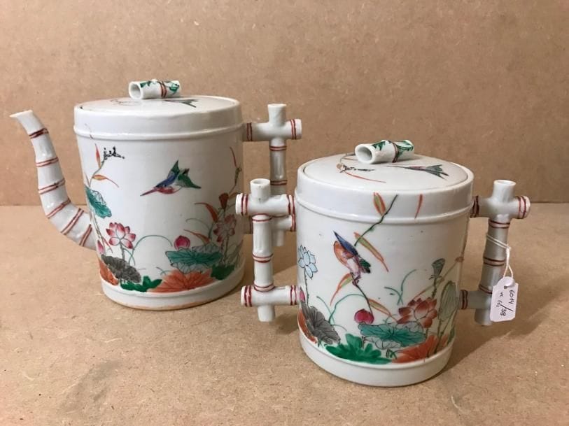 6014_38
CHINE - 2 théières en porcelaine, prises bambou, à décor d'oiseaux et fleurs.