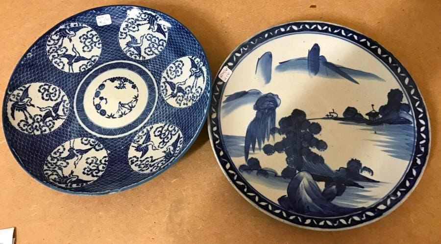 6014_40
CHINE - 4 plats et assiettes en porcelaine bleu-blanc dont 1 plat en grès émaillé céladon.