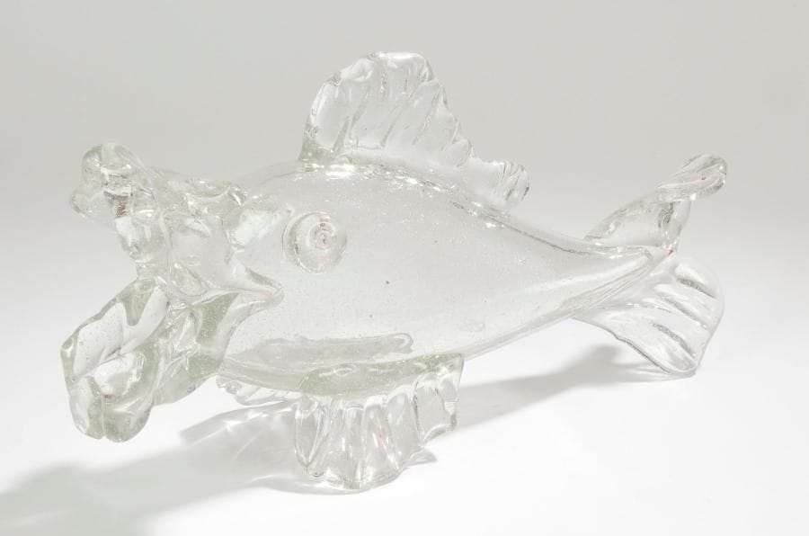 7110_38
SCHNEIDER FrancePoisson Sculpture. Épreuve en verre blanc bullé, les nageoires, la queue, la bouche et les yeux modelés et appliqués à chaud. Signée SCHNEIDER sur le corps. 22,5 x 45 x 13 cm