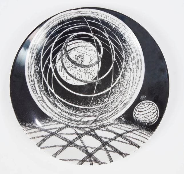 8595_582
Piero FORNASETTI (1913-1988) pour PARIS MATCH L'homme dans l'espace : le vol, d'une série de six assiettes dessinées pour Paris Match en 1966Assiette circulaire. Épreuve en porcelaine sérigraphiée. Un petit choc sur le pourtour et usures à la sérigraphie. Marquée au revers. D. : 23,5 cm