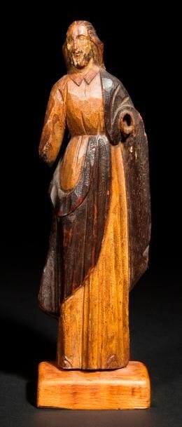 9215_14
Personnage debout portant un long manteau en bois polychrome, Haut: 30 cm (manques)XVIIe siècle