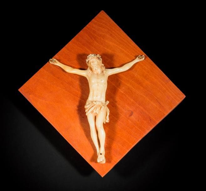 9215_27
Christ en ivoire, Haut: 12,5 cm, travail du XXe s