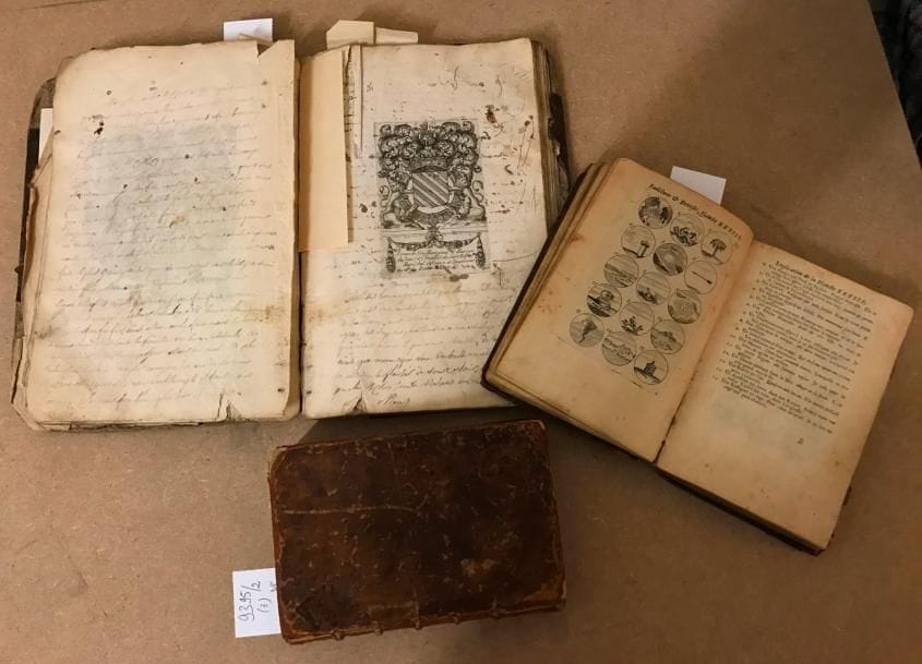 9395_2
3 ouvrages d'héraldiques, XVII et XVIIIe siècle.- Recueil d'emblêmes, devises, médailles et figures hieroglyphiques. 1696- Nouvelle méthode raisonnée du blason ou de l'art héraldique. 1770- Album de planches héraldiques, XVIIIe siècle