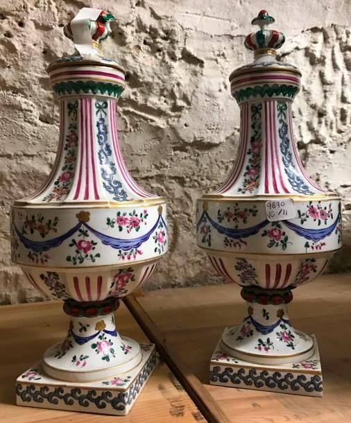 9670_11
SamsonDeux vases balustre couverts en porcelaine à décor polychrome de roses et draperies.XIXe siècle. H. 34 cm.La prise d'un couvercle accidentée.