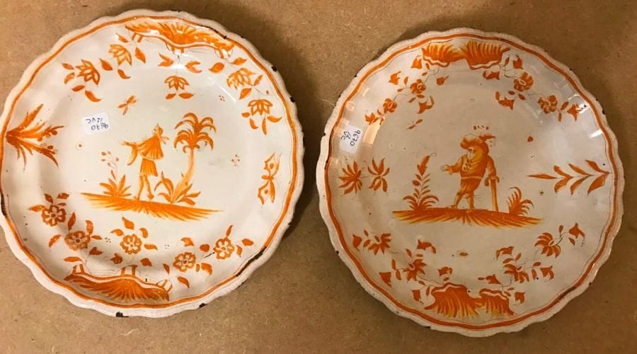 9670_2
Moustiers (genre de)Plat ovale à bord contourné en faïence à décor en camaïeu orangé dans le style de Berain d'une femme au centre entourée de cariatides et sphinges et deux assiettes à décor en camaïeu orangé de figures grotesques.XIXe siècle. L/ 48 cm.