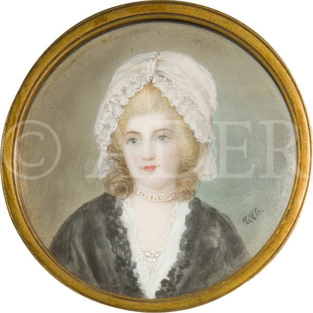 Femme en coiffe blanche, châle noir et tour du cou en perles, 
Miniature sur ivoire du début du XXe siècle, signée à droite : T.P.G.
Diam. à vue 5,6 cm, cadre rect. en bois vernis noir, 13,1 x 12,5 cm