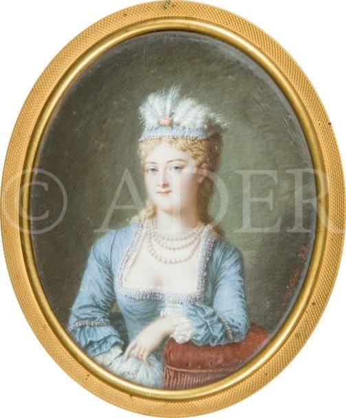 Auguste Cyprien MOLENAT (1826-1900) 
Jeune femme blonde à la coiffe ornée de plumes blanches, à mi-corps et accoudée, en robe de soie bleue à décolleté carré bordé de dentelle, collier de perles à triple rang, une main visible tenant un mouchoir de fine dentelle
Miniature sur ivoire du XIXe siècle (1878), ovale à vue 9,5 x 7,8 cm
Signée et datée à droite en rouge : M. Molenat. 78
cadre ovale en bois tourné et vernis, à visière de laiton doré et moulé, 15,7 x 13,8 cm
Exécution très remarquable de ce portrait, en particulier les perles si difficile à réussir