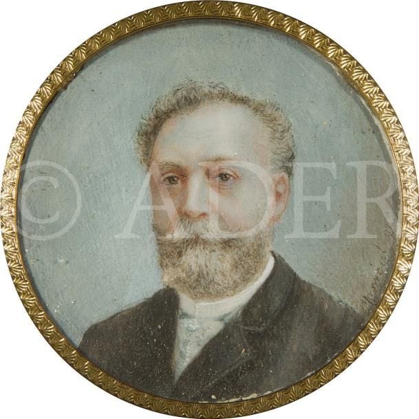 Portrait d’homme barbu et moustachu, veste marron et chemise brodée de bleu, sur fond bleuté
Miniature sur ivoire de la fin du XIXe siècle (1894)
Signature à déchiffrer à droite et datée : … 94
Cadre en bois noirci à visière de laiton doré, rect. 10,6 x 10,4 cm