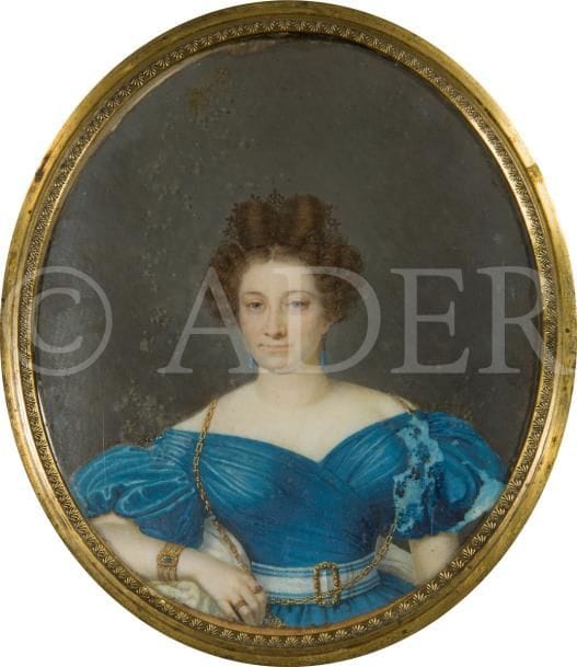 DESNOYERS, peut-être Jean-François LANGIN-DESNOYERS (Versailles, 1776- 1846) 
Sur cet artiste Desnoyers dont quelques miniatures sont répertoriées vers 1820, voir N. Lemoine-Bouchard, Les peintres en miniature… 2008.
Femme blonde à la rare parure de turquoises (pendants d’oreille, turquoise sur bracelet en or) en robe décolletée plissée bleu turquoise à manches ballon, ceinture rayée bleu et blanche à grande boucle dorée, chaîne en or en sautoir, trois bagues à la main droite tenant ses lorgnettes en or, à mi-corps de face, en chignon Apollo.
Grande miniature sur ivoire du XIXe siècle, époque Charles X
Signée et datée en bas à droite en rouge : Desnoyers 183[6 ?]
Ovale à vue 12,8 x 10,5 cm (décollement sur la robe, tâches)
Cadre en bois de placage et visière de laiton doré, rect. 21 x 17,5 cm
La turquoise est réputée comme pierre de protection