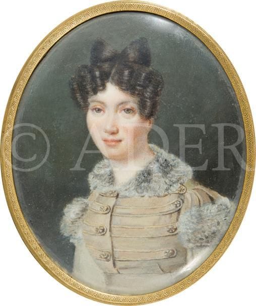 Femme en manteau spencer taupe, à col et manches ourlées de fourrure grise, coiffée d’un chignon Apollo, vers 1825
Miniature sur ivoire du premier quart du XIXe siècle, ovale à vue 7,7 x 6,3 cm
Cadre en bois de placage à filet de citronnier et visière de laiton doré, XIXe siècle, rect. 13,8 x 11,9 cm
L’artiste s’est attaché à une description précise du vêtement, document intéressant de la mode de ce temps