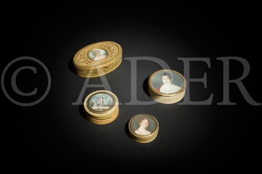 Trois boîtes ronde en ivoire doublées d’écaille (diam. 6,6 cm, 4,6 cm, 5,5 cm) ornées d’une miniature sur ivoire au couvercle : portrait de femme en robe blanche et châle rouge XIXe siècle ; une femme en robe blanche, un anneau à l’oreille, époque; un angelot couronnant deux cœurs sur un autel inscrit « toujour fidèlle (sic) » ; fin du XVIIIe siècle (petits accidents).

On y joint une boîte à bijoux en métal doré ovale 6,5 x 9,5 cm, ornée d’un portrait de femme en miniature sur ivoire diam 3,2 cm, vers 1920