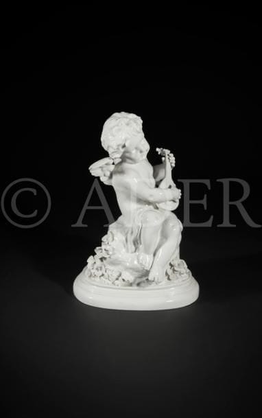 Naples (genre de)
Deux figures d’amours musiciens en porcelaine émaillée blanche, l’un jouant du luth assis, l’autre tenant une partition debout.
Marqués : N couronné et bleu et signés Kinsburger en creux.
Fin du XIXe siècle. 
H. 40 et 48 cm
Accident à la partition