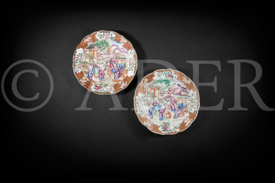 Chine
Deux assiettes à bord contourné en porcelaine à décor polychrome des émaux de la famille rose dit au mandarin de jardin de palais animé.
XVIIIe siècle, fin de la période Qianlong (1736-1795). 
D. 22,5 cm