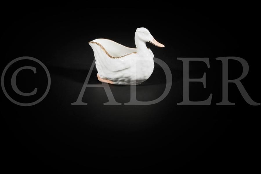 Derby
Pot à crème en forme de cygne en porcelaine, le bord souligné de filet dentelé or, marqué : D couronné en rouge.
XVIIIe siècle, vers 1780-1800.
H. 8 cm
Provenance : 
Mannheim, New York