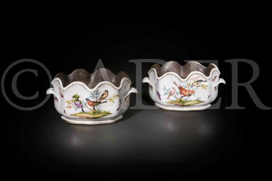Allemagne
Paire de verrières ovales en porcelaine à décor polychrome d’oiseaux posés sur des arbustes.
Marque apocryphe AR au revers.
Fin du XIXe siècle, début du XXe siècle.
L. 30 cm