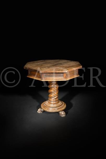 Guéridon octogonal en bois tourné, reposant sur un fût en spirales à pieds en griffe.
En partie du XVIIe siècle (restaurations).
H : 88 cm, L : 96 cm