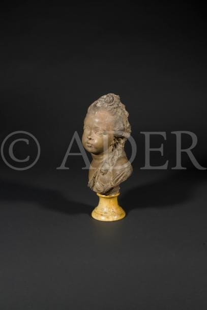 Buste de petite fille en terre cuite dans le goût du XVIIIe siècle ; reposant sur un piédouche en marbre jaune.
Signé Fernand Cian Paris (petits accidents).
H : 37 cm