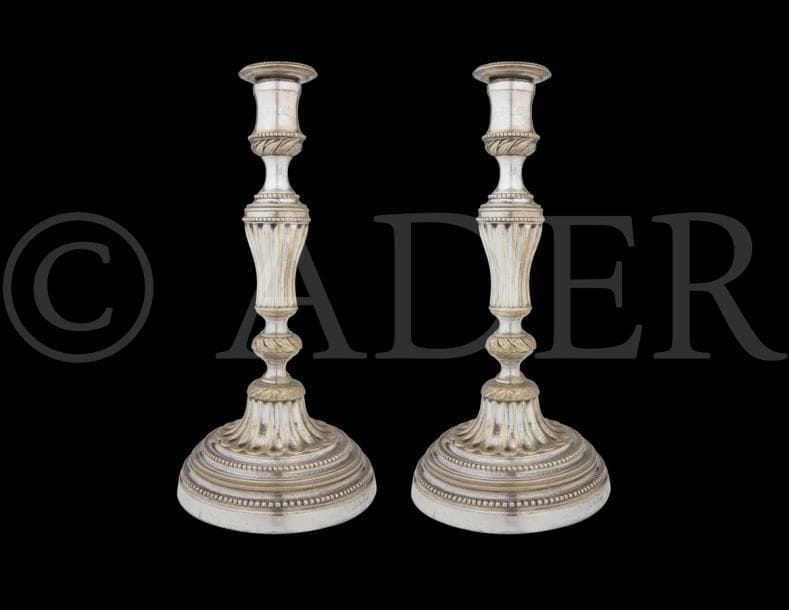 Paire de grands flambeaux en bronze argenté, le fut en balustre et la base circulaire à perles et canaux.
XIXe siècle
H : 30 cm