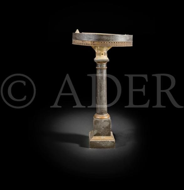 Pied de lampe en tôle peinte, le fût en colonne ; (monté à l’électricité).
Fin du XIXe siècle (accidents et manques).
H : 50 cm