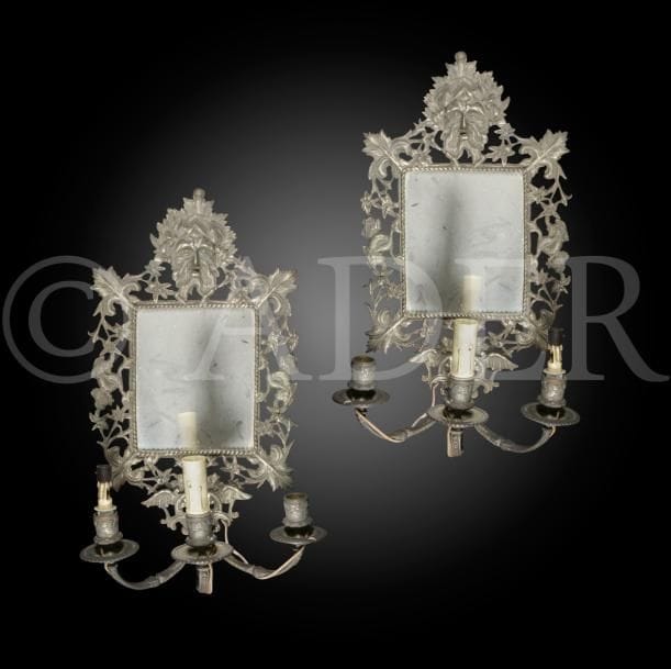 Paire de miroirs porte-lumières en bronze argenté, à trois bras et décor ajouré de feuillages, animaux fantastiques et mascarons ; (percé pour l’électricité).
Dans le goût de la Renaissance (accidents et usures).
H : 47 cm, L : 26 cm